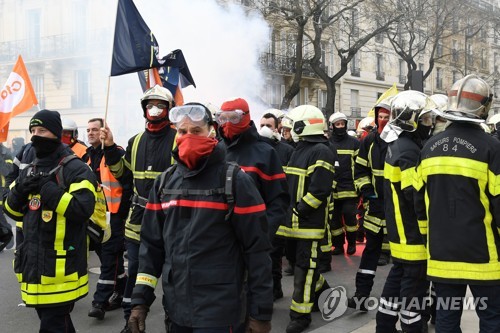 프랑스 소방관들, 위험수당 인상요구 집회…경찰과 충돌