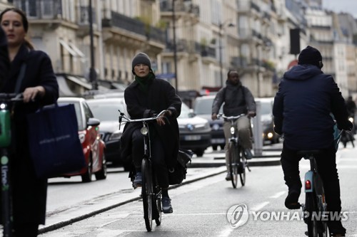 佛 이달고 파리시장 "재선되면 주차공간 6만개 없앤다"