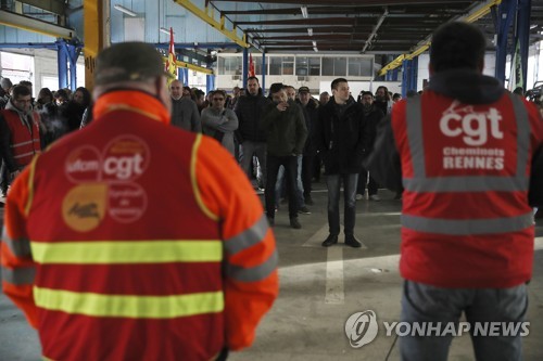 佛 마크롱 "연금개편 강행"…노조 "파업 확대" 맞불