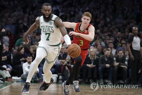 NBA 선수·심판, 검정 띠 달고 경기…故 스턴 커미셔너 추모