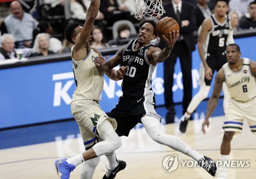 3점슛 19개 터뜨린 샌안토니오, 동부 최강 밀워키 제압
