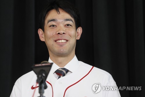 아키야마, MLB 신시내티 입단식…"이치로 선배처럼 되고 싶었다"