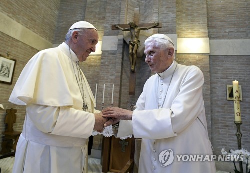 '사제독신제 저서 논란' 베네딕토 16세 "공저자서 이름 빼달라"(종합)