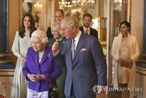 영국 여왕, 손자 해리 왕자 부부 '독립선언' 수용키로(종합)