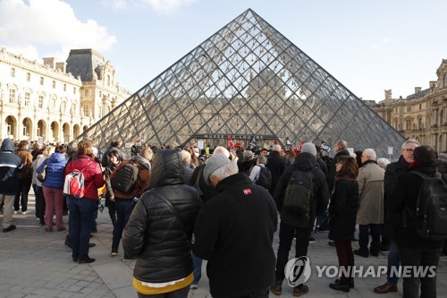 파리 루브르박물관도 파업…입구봉쇄로 관람객 발길 돌려