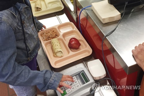 트럼프 행정부, 미셸 오바마 공들인 '학교 건강식단' 퇴출