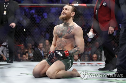 UFC 맥그리거 "역사를 만들었다"…세로니에게 40초 TKO승(종합)