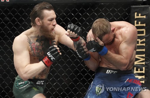 UFC 맥그리거 "역사를 만들었다"…세로니에게 40초 TKO승