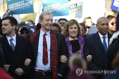 으르렁대던 미국 민주 대선주자들, '킹목사의 날' 팔짱끼고 휴전