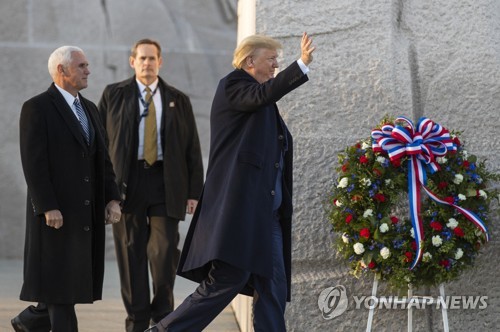 취임 3년 트럼프, 킹 목사 기념비 찾아 흑인 표심 공략