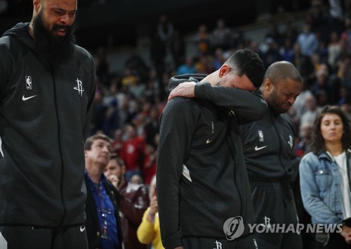 SNS에도, 농구화에도, 축구장에도…브라이언트 '추모 물결'(종합)