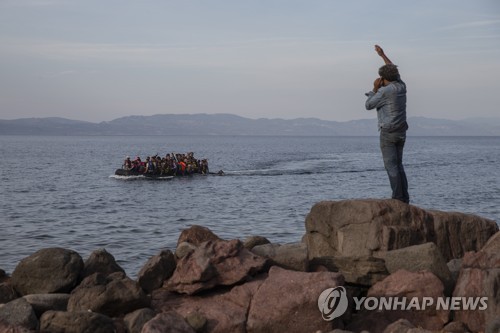 '터키발 난민보트 차단' 그리스, 2.7㎞ 해상 장벽 설치 추진