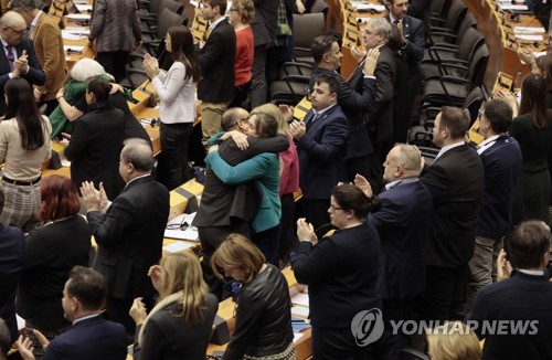 유럽의회, 영국의 EU 탈퇴협정 비준…오는 31일 브렉시트(종합2보)