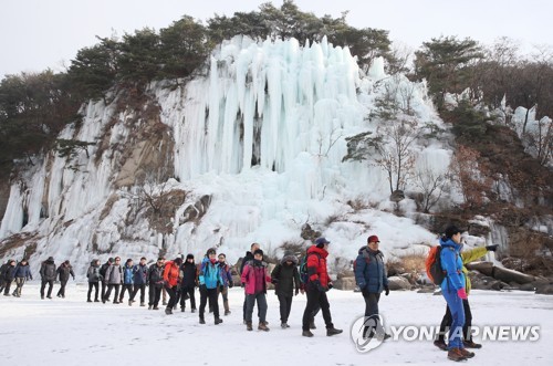 겨울 장마로 1주 미룬 '철원 한탄강 얼음트레킹 축제' 18일 개막