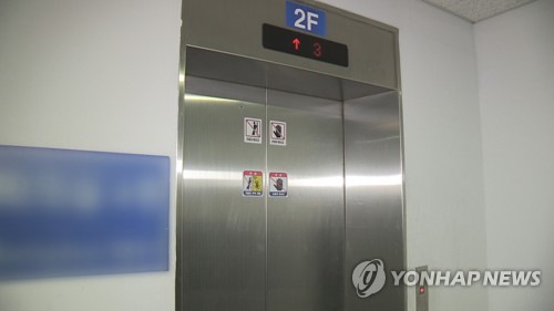 서울 강서구 아파트 승강기 고장사고…10명 20분간 갇혀