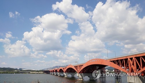 성산대교서 SUV 난간 뚫고 추락…40대 운전자 사망