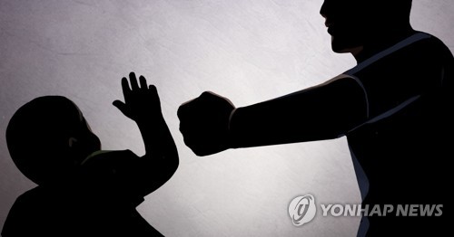 '계속 운다고' 2개월 아들 폭행 의식불명 빠뜨린 아빠 구속 송치