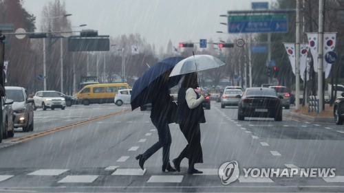 전국 흐리고 오후부터 대부분 지역 비…낮 최고 11도