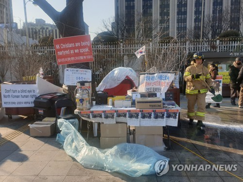 탈북단체 광화문 정부청사 앞에 천막 설치하다 충돌…1명 체포