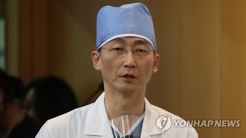 이국종, 논란 속 귀국…석해균 선장 만나고 군 의료진과 간담회