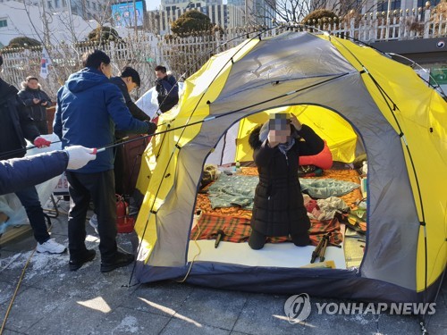 종로구, 광화문 정부청사 앞 탈북단체 텐트 철거…1명 체포