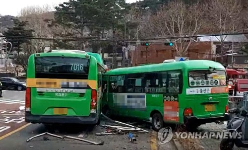 내리막길서 마을버스가 시내버스 들이받아…운전기사 병원 이송