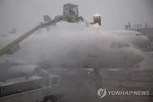 여객기 빙판서 '미끌'…겨울폭풍에 멈춘 미국 중부 공항