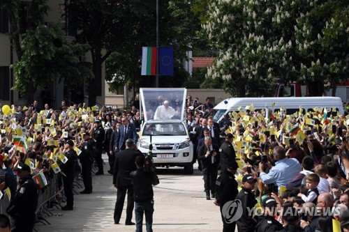 교황 '버럭사태'에 경호원 책임론 대두…"더 일찍 개입했어야"