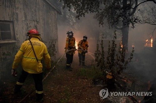 화마에 핏빛으로 물든 호주 하늘…"사상 최악의 날"
