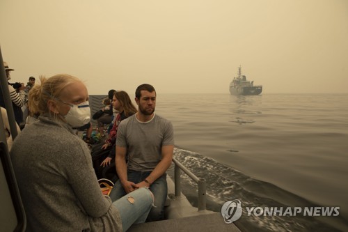 화마에 핏빛으로 물든 호주 하늘…"사상 최악의 날"
