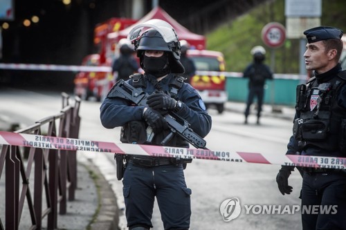 佛 파리근교 공원서 흉기난동으로 3명 사상…용의자 사살(종합2보)