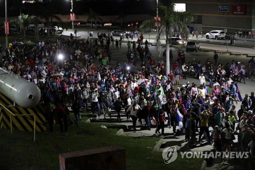 "험난해도 간다"…중미 온두라스 캐러밴 1천명 미국행 시작