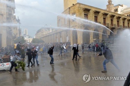 레바논 의회 앞서 시위대·경찰 또 충돌…200여명 부상