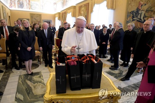 교황 "과거 만행 잊으면 미래 파괴돼"…반유대주의 부활 경고