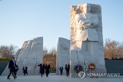 취임 3년 트럼프, 킹 목사 기념비 찾아 흑인 표심 공략