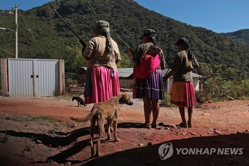 연필 대신 총 쥔 멕시코 아이들…카르텔 범죄 맞서 자경단 활동