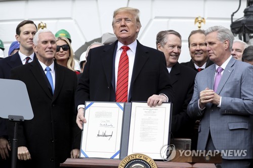 트럼프 "나프타 악몽 끝나"…자화자찬 속 새 북미무역협정 서명