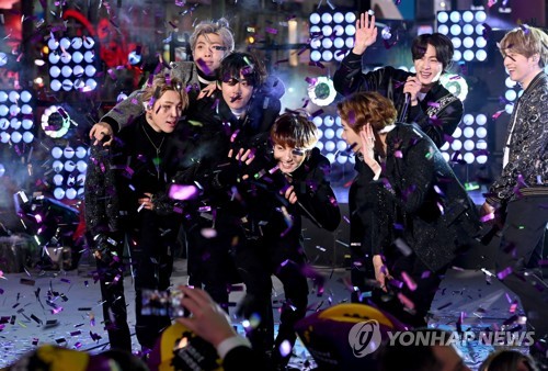 BTS, 미국의 새해 열었다…타임스스퀘어 메운 '한국어 떼창'