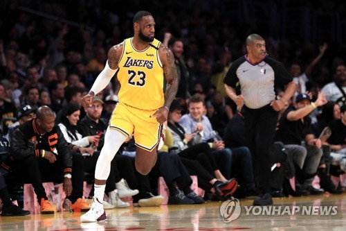 제임스, NBA 역대 어시스트 8위로…레이커스, 클리블랜드에 완승