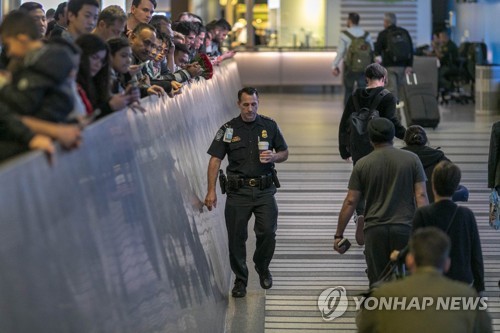 "미국, 전세기로 우한서 자국민 철수"…'우한 폐렴' 전세계 확산(종합)