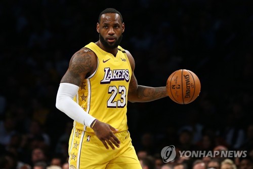 NBA 제임스, 트리플더블…레이커스, 브루클린 완파