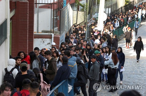 시험지 불타고 고사장 막히고…칠레, 시위에 대입시험도 파행