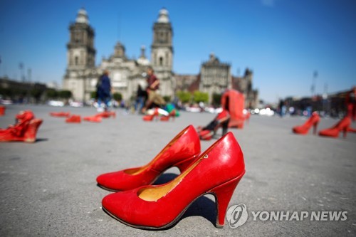 멕시코시티 광장에 주인 잃은 빨간 신발들…여성폭력 항의 시위