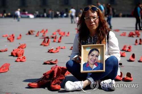 멕시코시티 광장에 주인 잃은 빨간 신발들…여성폭력 항의 시위