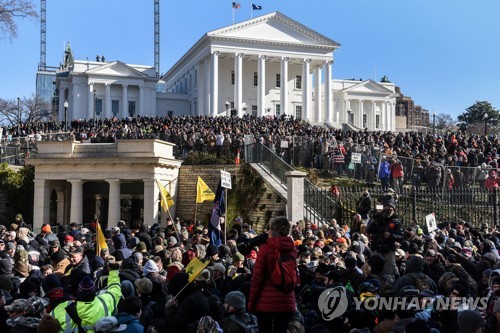 "총이 생명을 구한다"…미국서 2만명 총기옹호 '무장 시위'(종합)