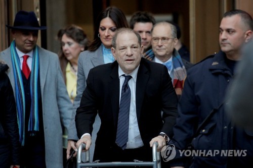 "와인스틴은 할리우드 거물 아니라 강간범"…첫 증인 출석 재판
