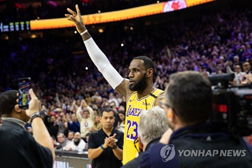 제임스, 브라이언트 제치고 NBA 역대 득점 3위로…팀은 패배