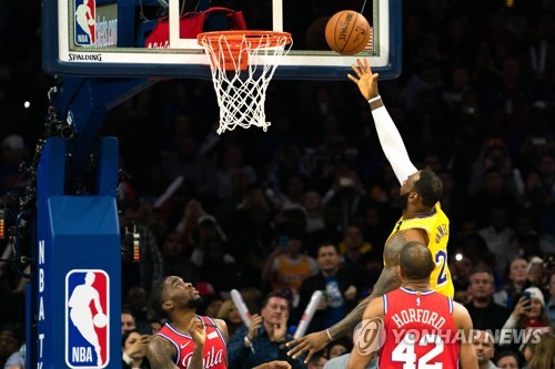 제임스, 브라이언트 제치고 NBA 역대 득점 3위로…팀은 패배