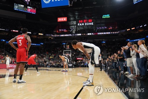 아무도 움직이지 않은 첫 '24초'…슬픔 속 이어진 NBA 경기