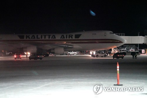 '우한 철수' 미국인 200명 전세기편으로 귀국…공군기지에 격리(종합)